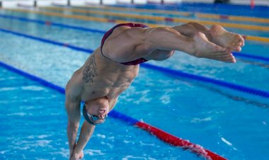 Как правильно прыгать в воду)