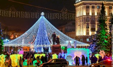 Вешают гирлянды