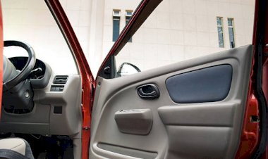 Двери авто не фиксируются? Болтаются как на старой калитке? Как это исправить