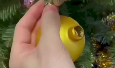 Как правильно повешать игрушку на ёлку?