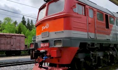 Тепловоз 2М62У-0019 следует резервом