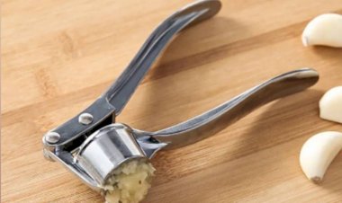 Простой трюк для очистки чеснока без надоевшей чеснокодавилки