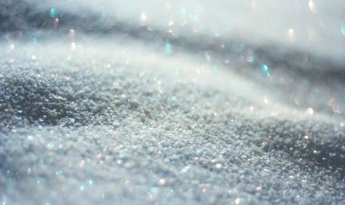 Снег искрится