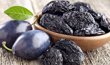 Почему чернослив жирный на ощупь и блестит?