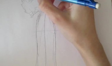 Фэшн иллюстрация синей тушью, линером и акриловым маркером #fashionillustration #sketch #draw #art