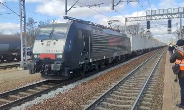 "ЕвроСпринтер" Четырехсистемный электровоз с контейнерным поездом