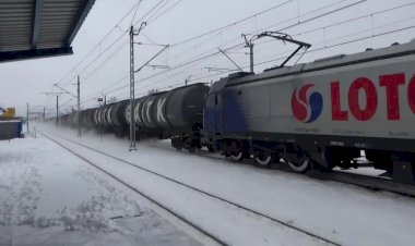 ДРАКОН 2 с цистернами пролетает станцию