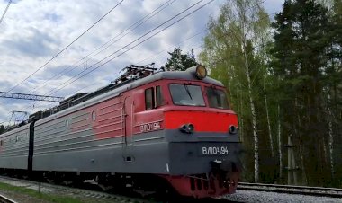 "Быстрый и Приветливый" ВЛ10У-194 с грузовым поездом и Приветливой локомотивной бригадой