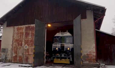 Раритетный тепловоз ЧМЭ2 выезжает из депо