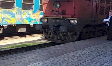 "Людмила" ТЭ109 с пригородным поездом из Варны