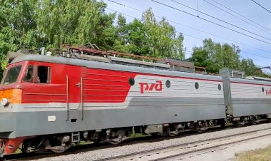 Электровоз ВЛ11-118 с грузовым поездом