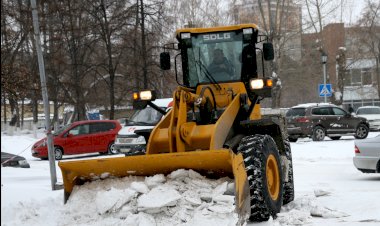 Очищаем дорогу от снега. Работа на погрузчике.