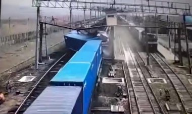 Сход вагонов грузового поезда на стрелке и столкновение с тепловозом