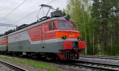 "Классный перестук колёс" ВЛ11.8-681/692Б с цистернами для нефтепродуктов