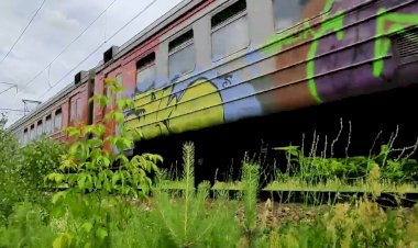 Разрисованная ЭД4М-0330 спешит в Москву