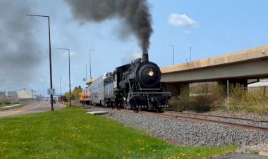 эффектное отправление паровоза с поездом