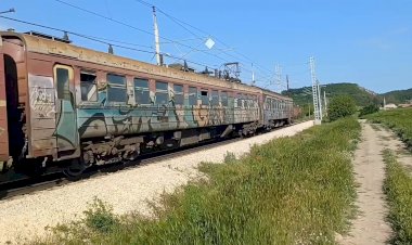 Грязь, уныние, ржавчина: Старая электричка в Болгарии