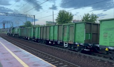 Тепловозы М62-1242 и ТЭМ2-2204 с порожняком из полувагонов