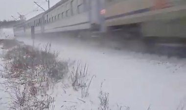 Скрылся в снегу