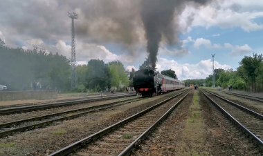 Много дыма: Паровоз дымит и тащит