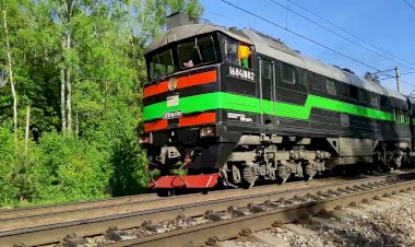 Тепловоз 2ТЭ116-1704 с наливным и приветливой бригадой