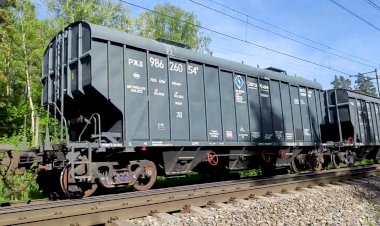 Электровоз ВЛ11.8-704/636А с хопперами