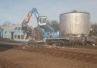 Старый пассажирский вагон утилизируют в лом