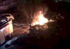 Горит машина во дворе дома