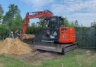 Мини экскаватор в работе на даче
