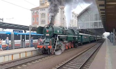 "Прага - Главный" Отправление паровоза с туристическим поездом