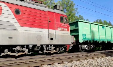 Встречное движение поездов. ВЛ11-253/224Б и ВЛ11М-447Б/446