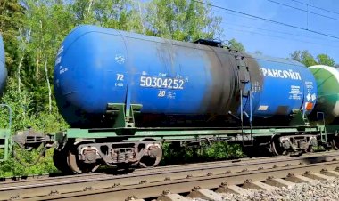 Железная дорога. ВЛ11-037/030А с цистернами для бензина.