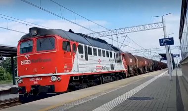 Маша. Да не наша. Тепловоз М62 с цистернами