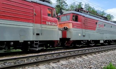 Двойная тяга ВЛ11-584/543А и ВЛ11М-241 с грузовым поездом