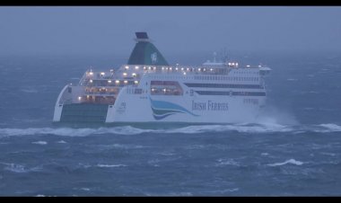 Паром  попал в шторм, страшное зрелище