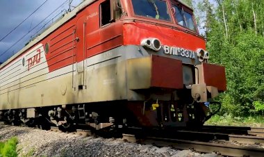 Приветливая бригада. ВЛ11М-337/310 с грузовым составом