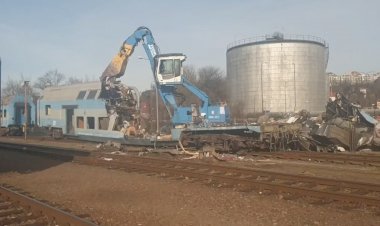 Старый пассажирский вагон утилизируют в лом