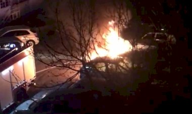 Горит машина во дворе дома