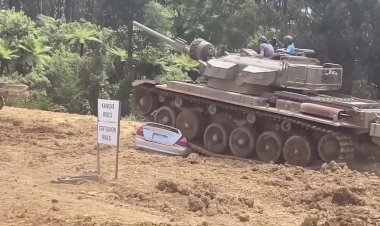 Танк раздавил Мерседес в лепёшку