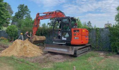 Мини экскаватор в работе на даче