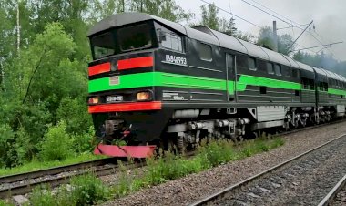 Приветливая бригада, 2ТЭ116-1702 "БТС" с цистернами для нефтепродуктов