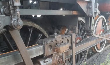 Старый паровоз в депо