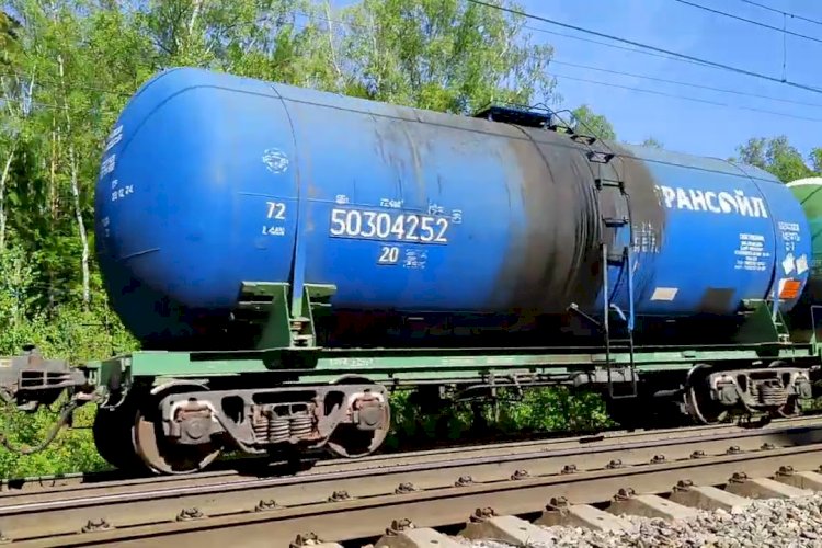 Железная дорога. ВЛ11-037/030А с цистернами для бензина.