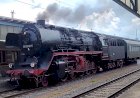 Паровоз едет со спец вагоном