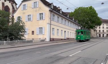 Красивый ретро трамвай