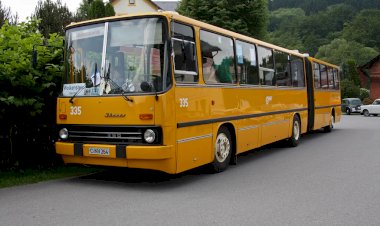 Колонна Икарусов. Парад Ретро Транспорта.