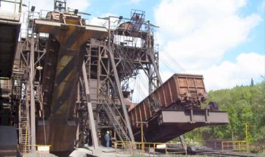 Вот так разгружают вагон с углём