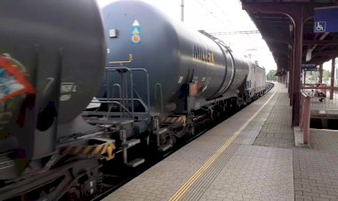 Остановка на станции, Вектрон с цистернами для бензина