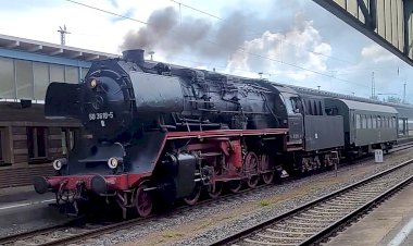 Паровоз едет со спец вагоном