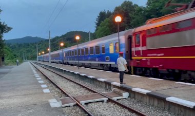 Вечером на станции, ЧС2 с приветливым машинистом